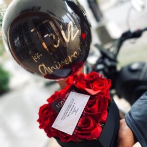 Caja de corazón con rosas naturales