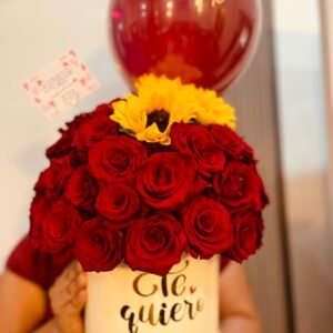 Caja de rosas + globo personalizado